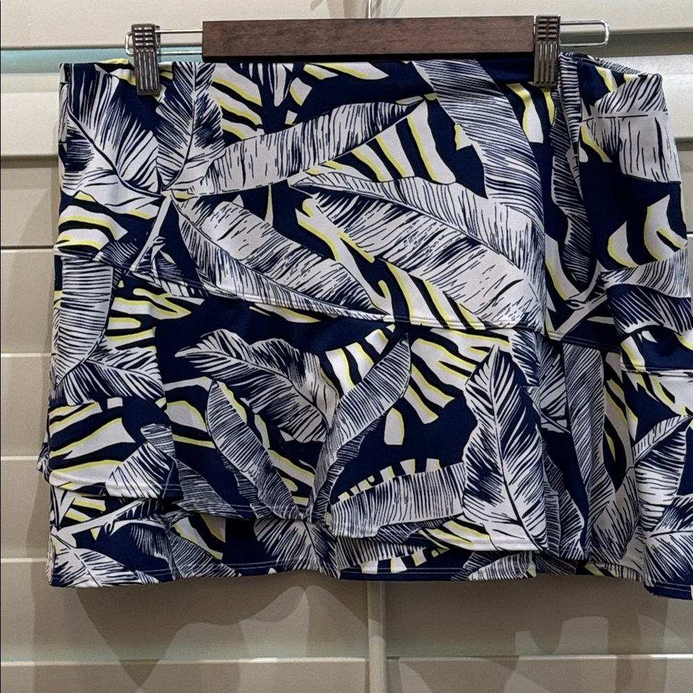 Tail 14”Navy and White Leaf Print Skort